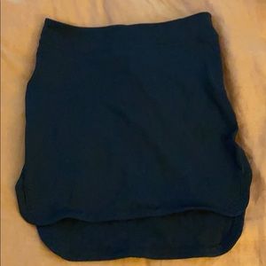Lululemon black stretch short skirt in size 8